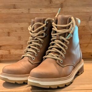 Sorel Tan Boots Rugged Sole Lace-Up Design. Size 9, Women's.
